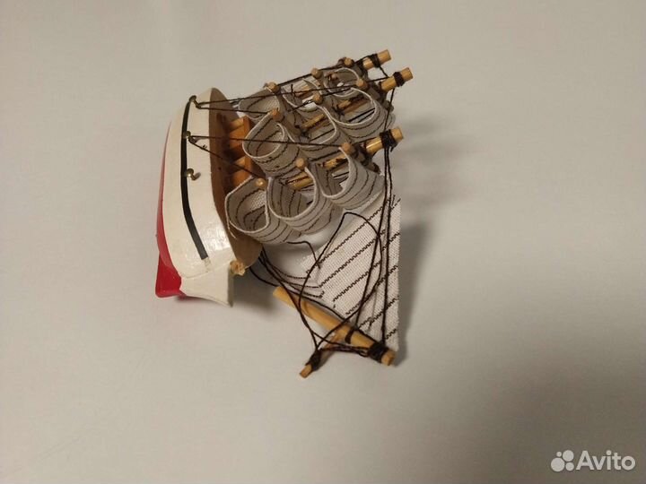 Парусник требующий небольшого ремонта