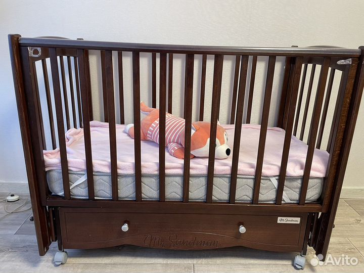 Детская кроватка с маятником
