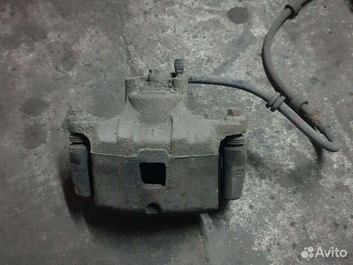 Суппорт передний левый митсубиси лансер 10 1.5