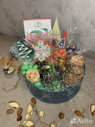 Подарочный бокс с орешками, медом, сухофруктом