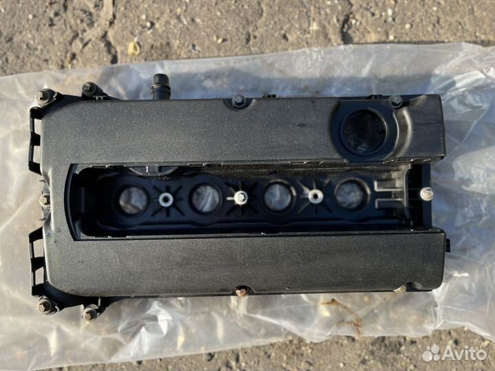 Opel Astra j A1.6XER клапанная крышка