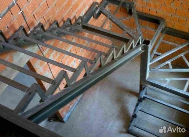 Сварной Каркас Г-образной Лестницы в Дом