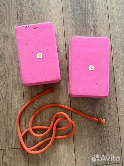 Скакалка и кирпичики для спортивной гимнастики