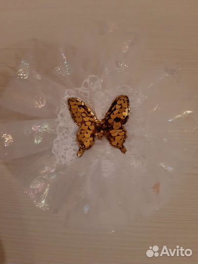 Бант школьный белый из фатина с бабочкой