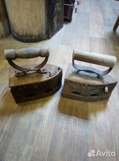 Старинный угольный утюг. Цена за штуку