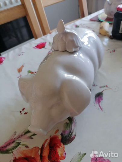 Фарфоровая большая свинка