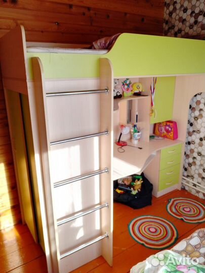 Детская кровать чердак со столом и шкафом