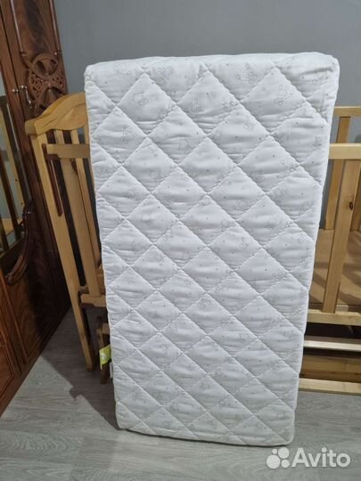 Детская кроватка с маятником и ящиком