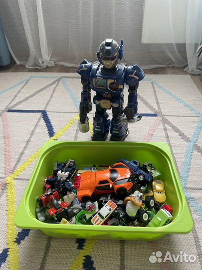 Ящик с машинками и большой робот
