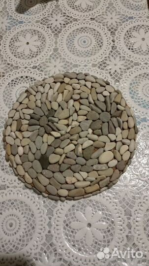Подставка из натуральной гальки