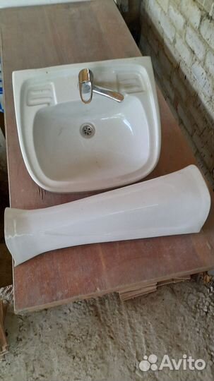 Раковина на ножке