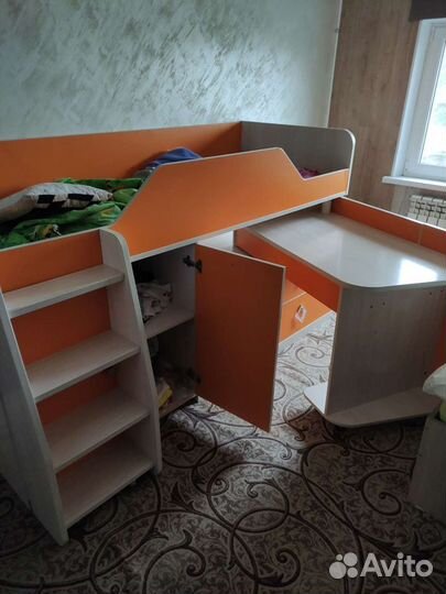 Детская кровать чердак со столом и шкафом