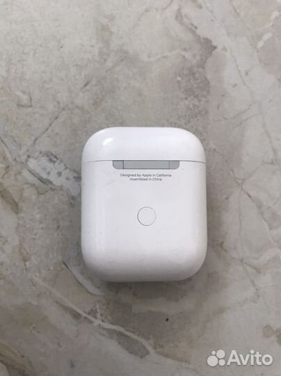 Airpods 2 с черным чехлом