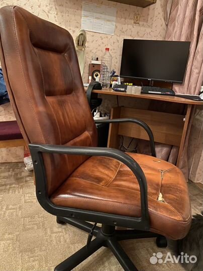 Кожанное кресло