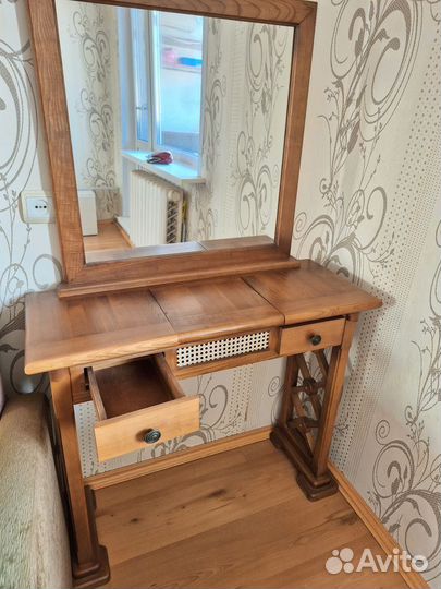 Макияжный столик