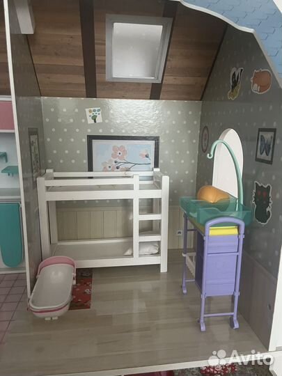 Большой кукольный домик с мебелью