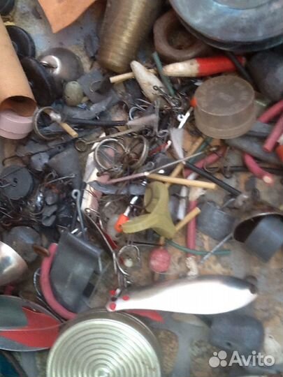 Рыболовные крючки,леска,поплавки