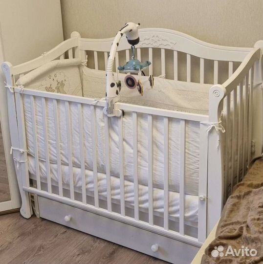 Детская кроватка с маятником