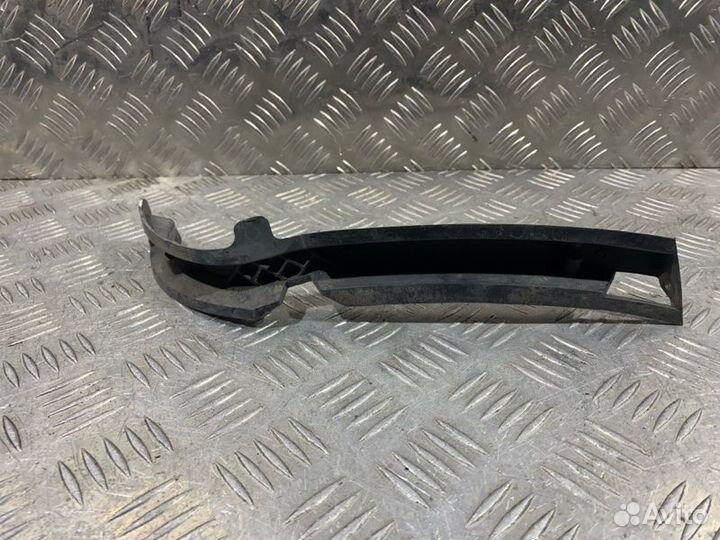 Крепление бампера переднее левое Volkswagen Passat