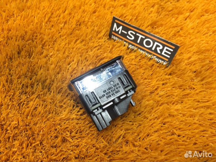 Кнопка открывания багажника Mercedes-Benz E-Class