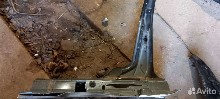 Средняя стойка кузова левая Volvo S80