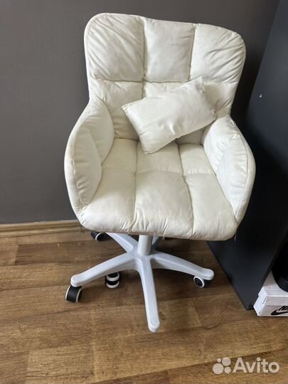 Кресло мягкое на колесиках