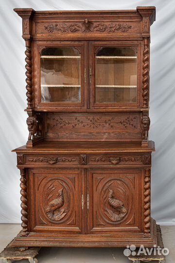 Антикварный буфет в охотничьем стиле