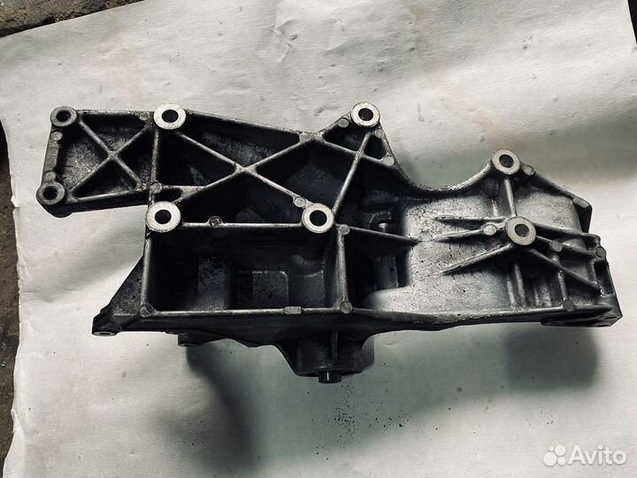 Кронштейн генератора/насоса гур VAG 06B903143F