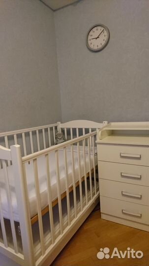 Детская кроватка с продольным маятником