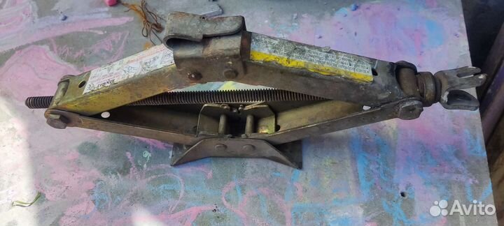 Домкрат механический винтовой