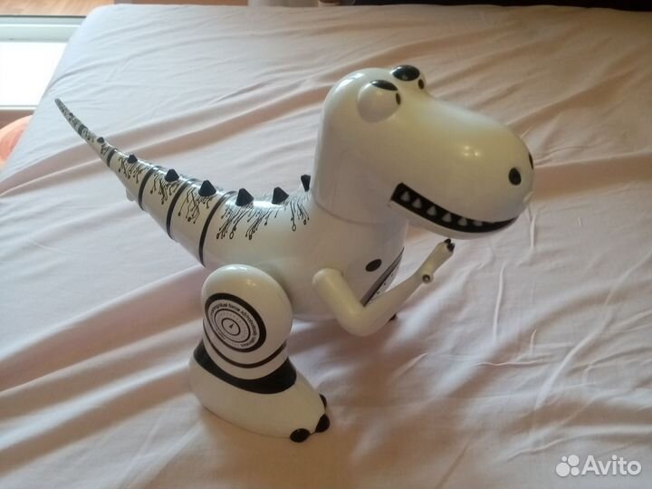 Робот динозавр