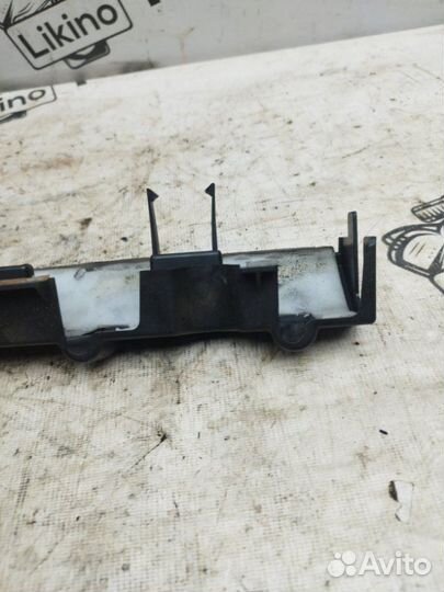 Крышка двигателя правая Jeep Grand Cherokee (WK)