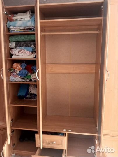 Шкаф трехстворчатый с зеркалом