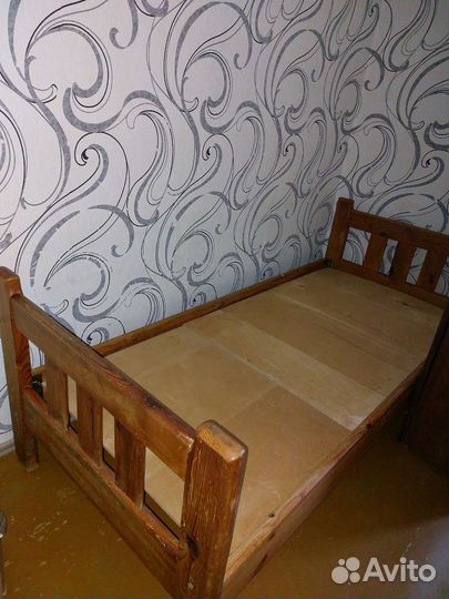 Шкаф,кровать,диван,ковер