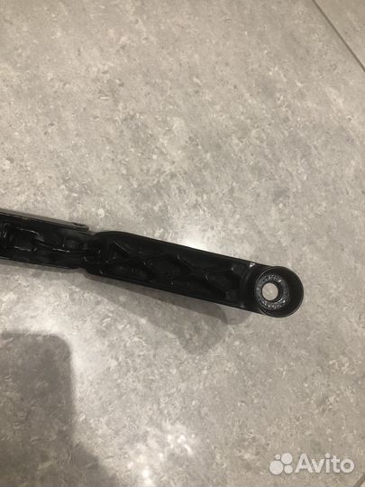 Поводок стеклоочистителя передний левый toyota