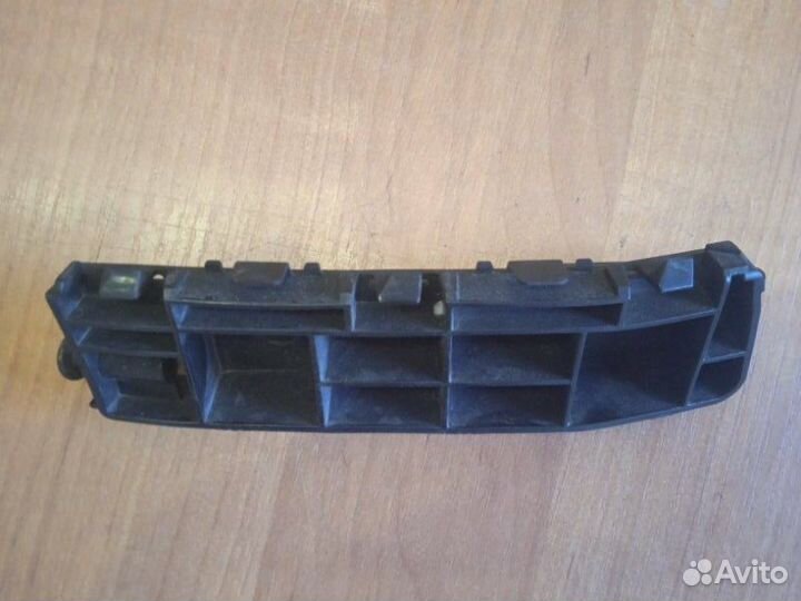 Направляющая переднего бампера передняя правая