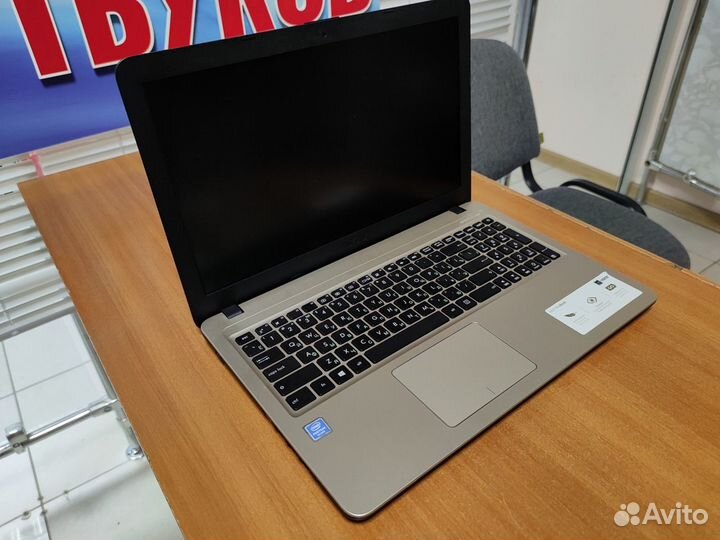 Ноутбук Asus б/у / как новый /ssd