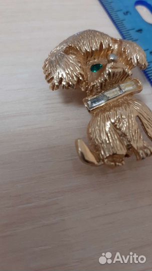 Значок советский щенок с камнями