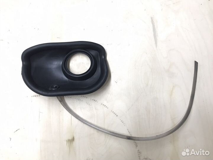 Уплотнитель ниши лючка бензобака Tiguan 2