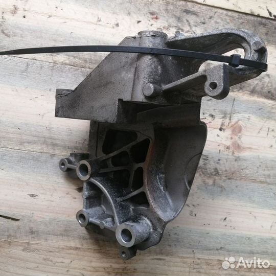 Кронштейн двигателя правый Ford Focus 2 1.6 100 лс