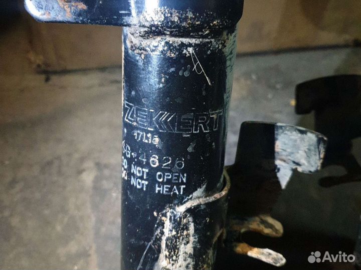 Передний правый амортизатор в сборе мазда 3 bk 2.0