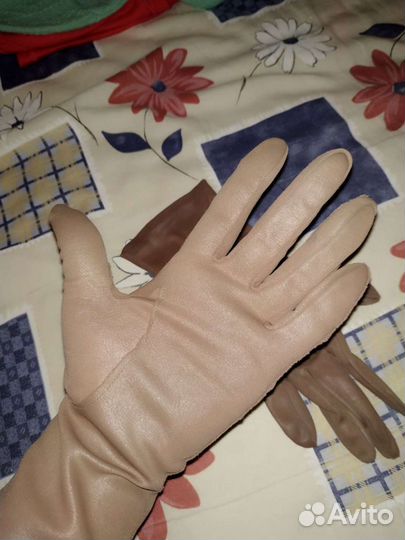 Шапки детские и взрослые, перчатки