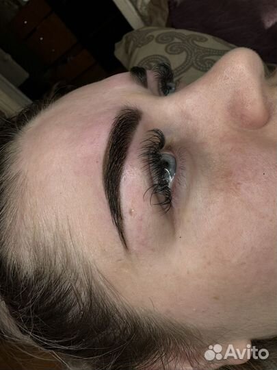 Модель на брови