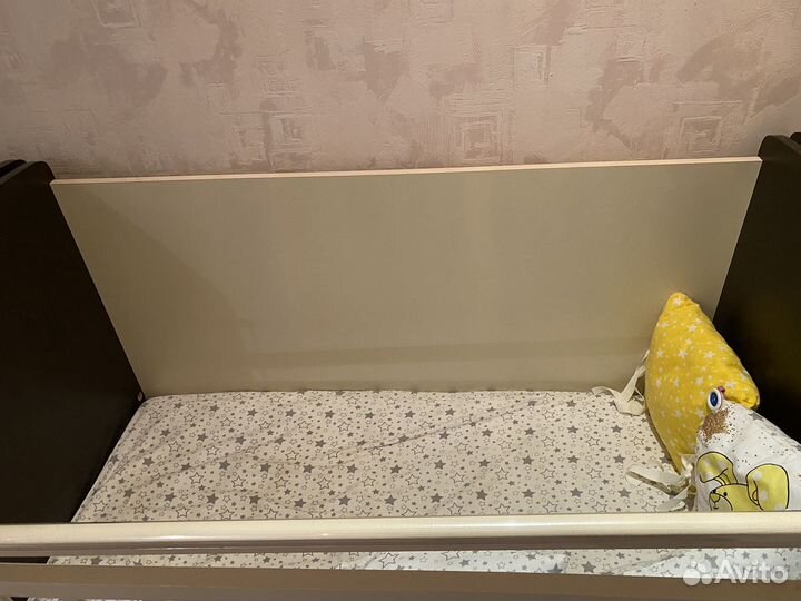 Детская кроватка с маятником и ящиком