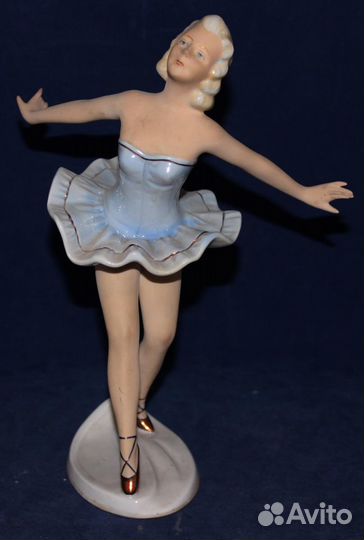 Старинная статуэтка фигурка балерина танцует