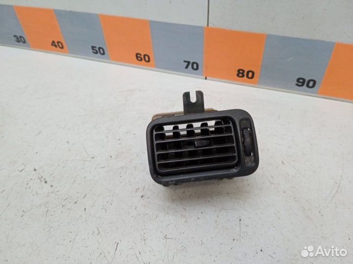 Дефлектор воздушный правый Nissan Primera P11 1.6