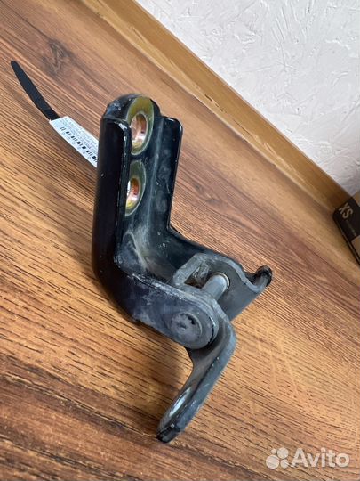 Петля двери передняя левая верхняя альмера b10