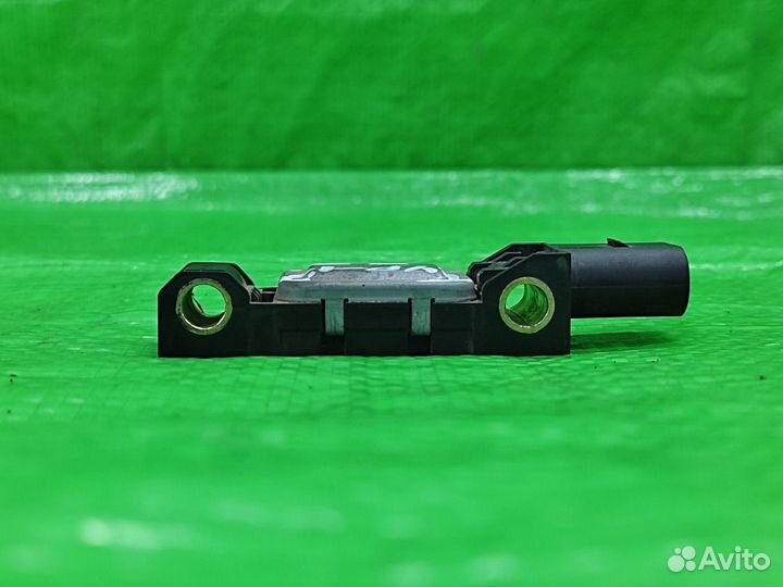 Датчик airbag прав. перед. Volkswagen Touareg