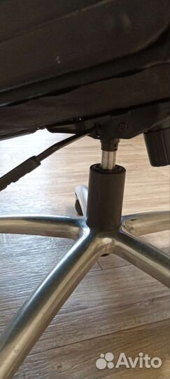 Офисное кожаное кресло бу