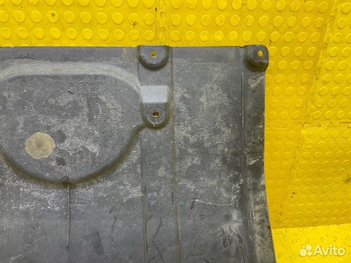 Б/У защита двигателя / пыльник двигателя - В